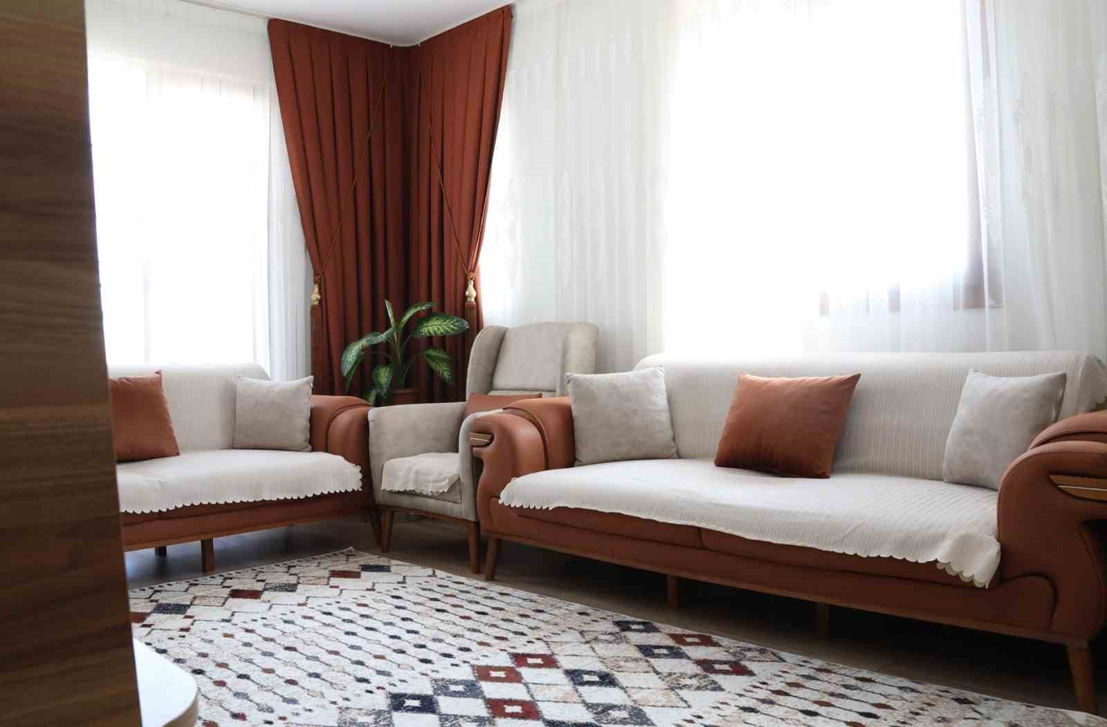 Hatay Büyükşehir Belediyesi, Karamağara’da inşa ettiği köy evlerinin anahtarlarını hak sahiplerine teslim etti
