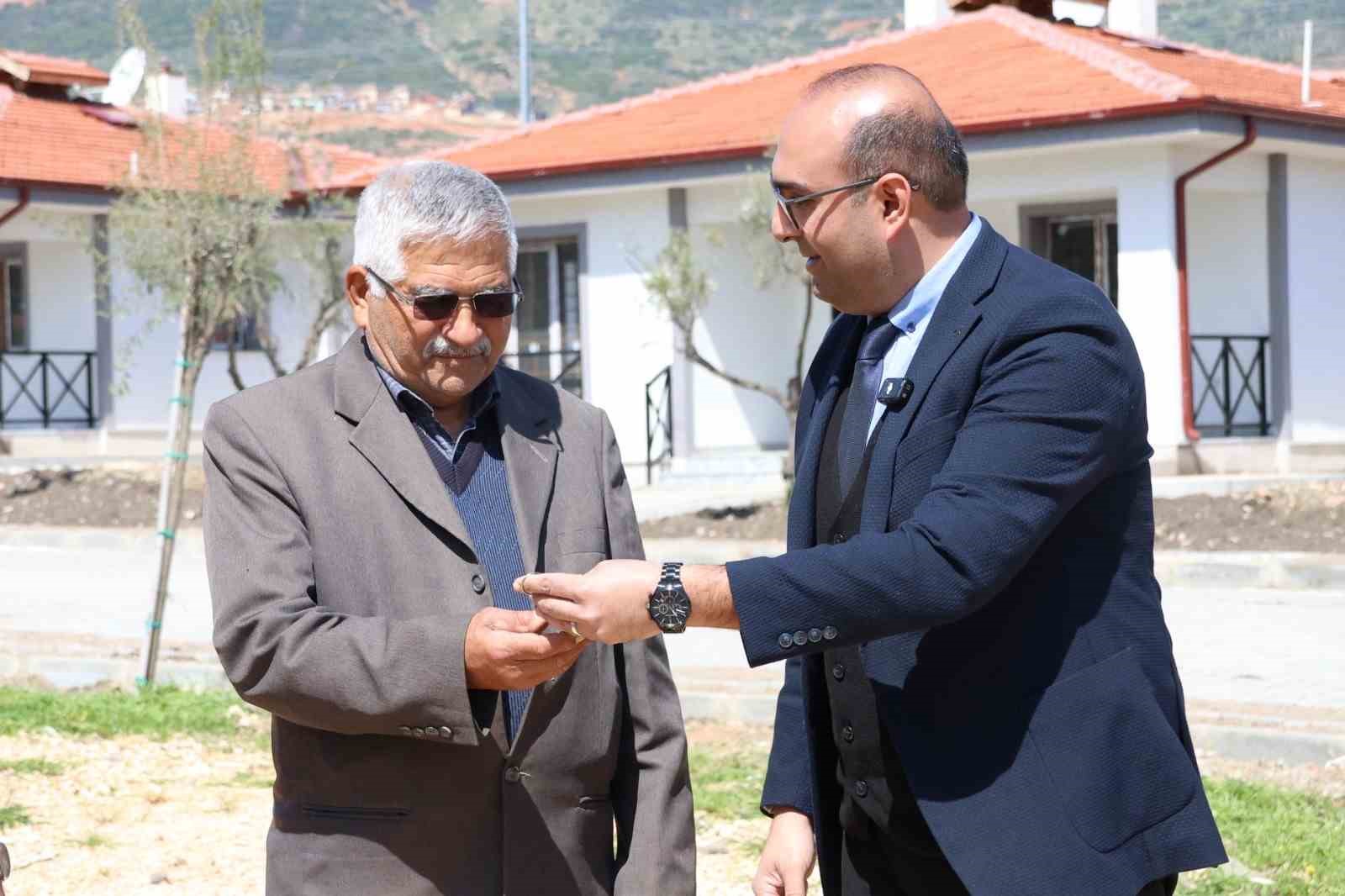 Hatay Büyükşehir Belediyesi, Karamağara’da inşa ettiği köy evlerinin anahtarlarını hak sahiplerine teslim etti
