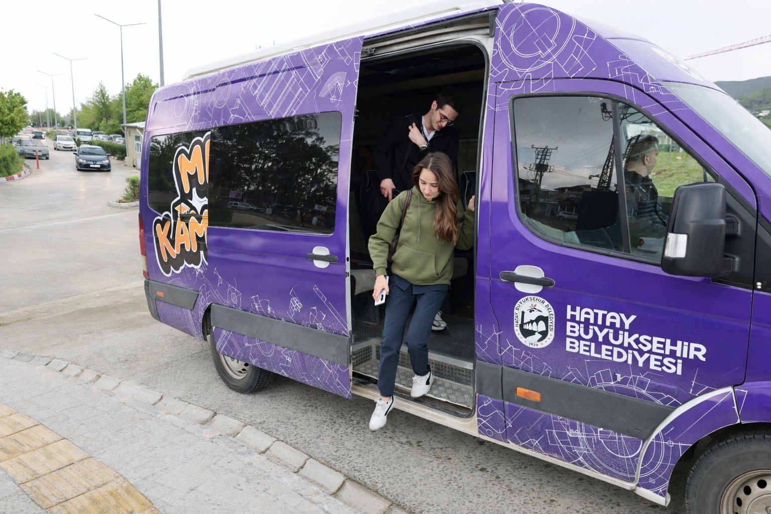 Hatay Büyükşehir Belediyesi, öğrencilerin ulaşımını kolaylaştıracak KAMBÜS’ü hizmete aldı
