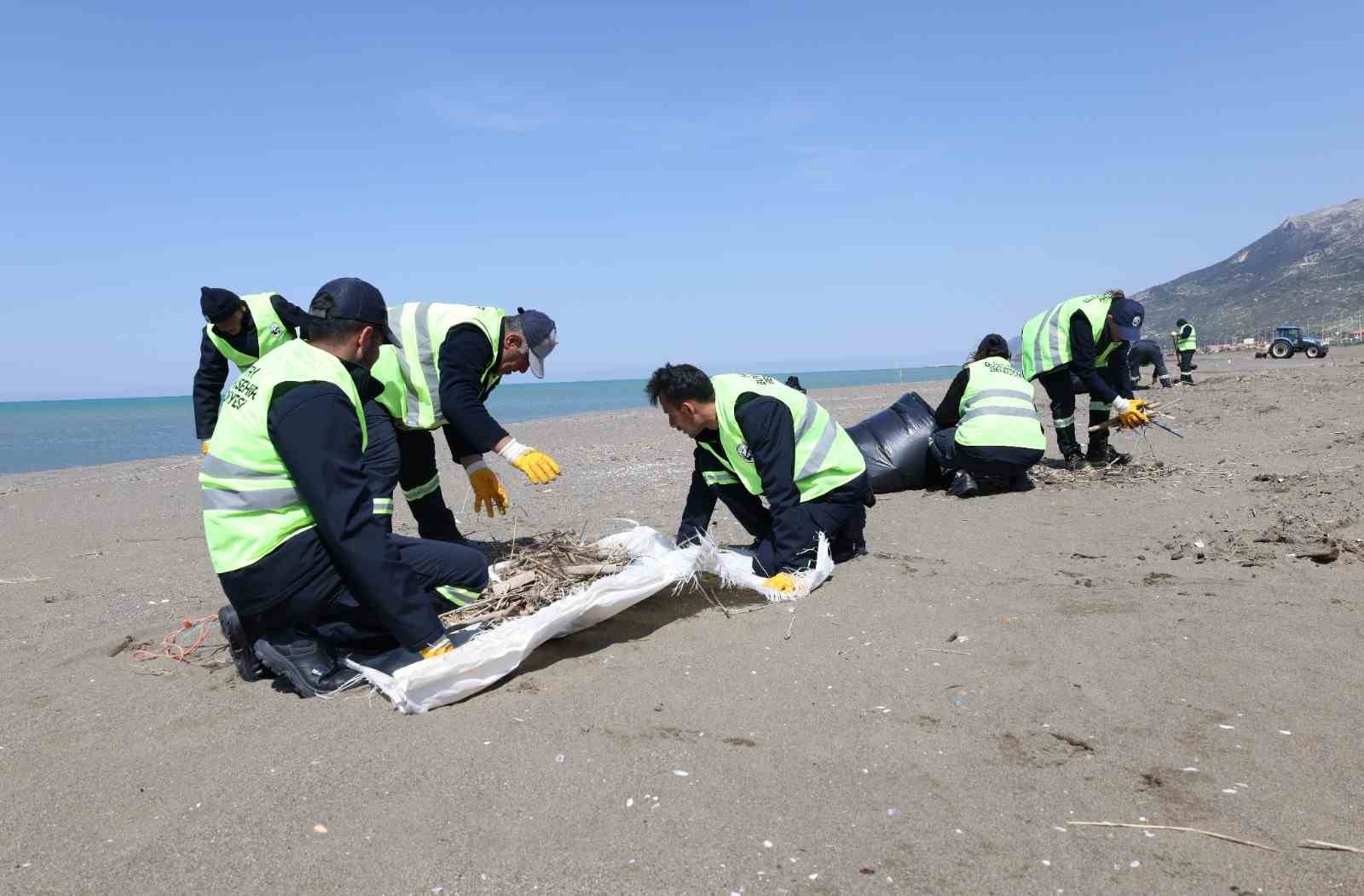 Hatay Büyükşehir Belediyesi, sahillerde temizlik çalışmasını yıl boyu sürdürüyor
