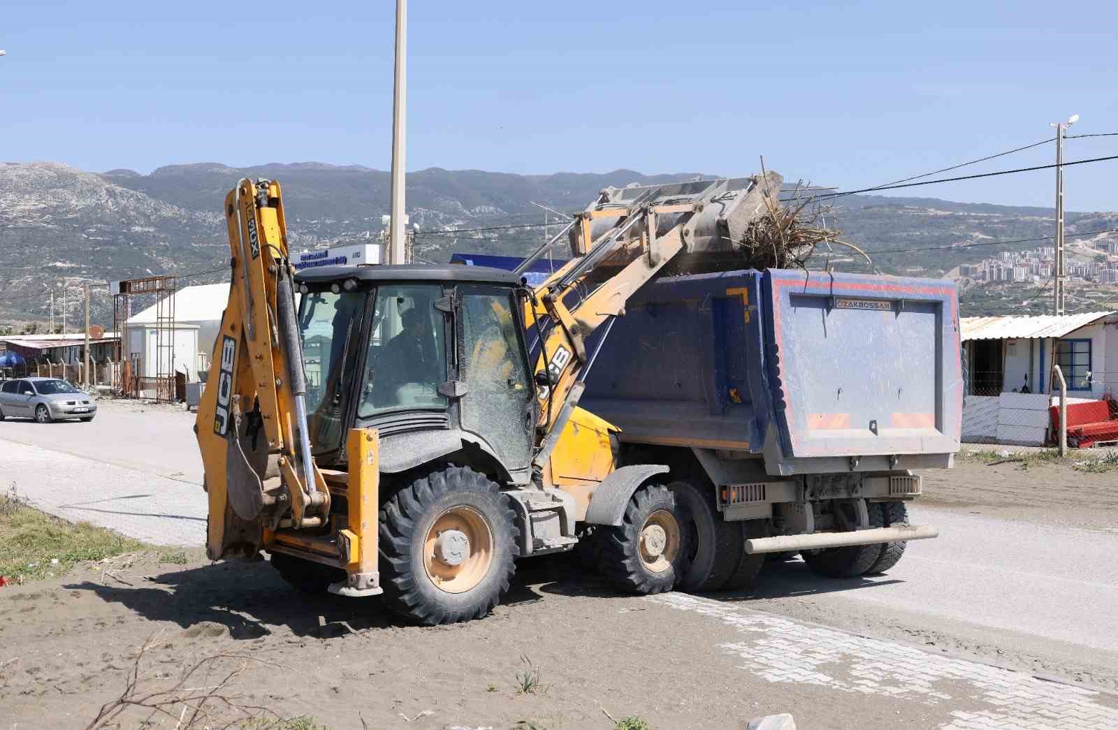Hatay Büyükşehir Belediyesi, sahillerde temizlik çalışmasını yıl boyu sürdürüyor

