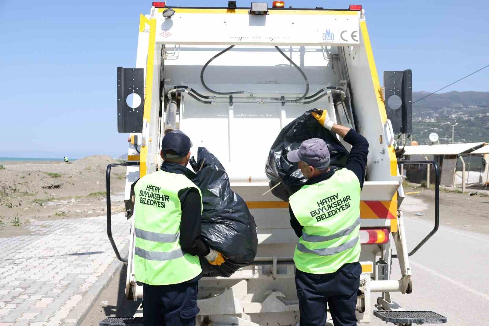 Hatay Büyükşehir Belediyesi, sahillerde temizlik çalışmasını yıl boyu sürdürüyor
