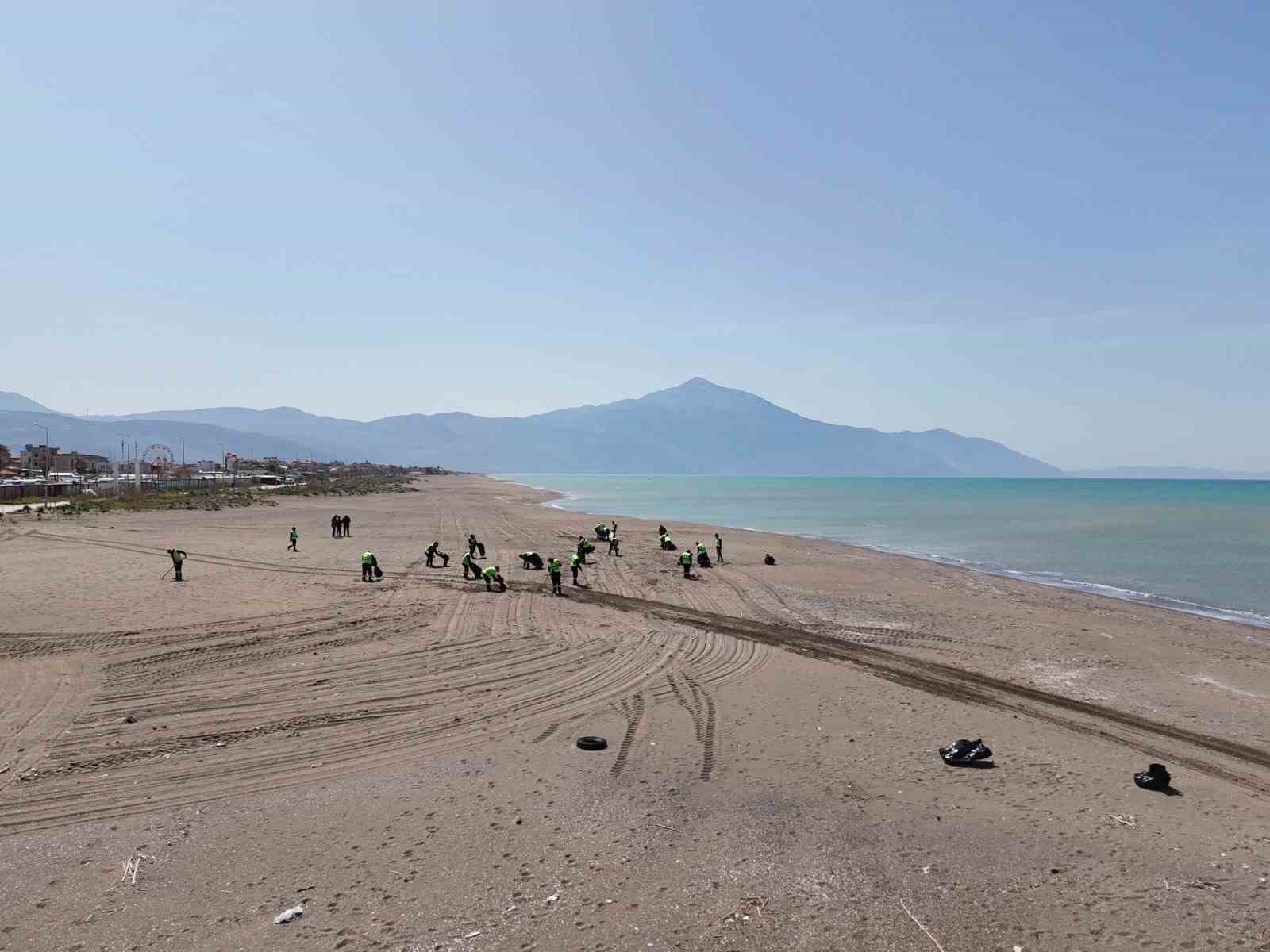 Hatay Büyükşehir Belediyesi, sahillerde temizlik çalışmasını yıl boyu sürdürüyor
