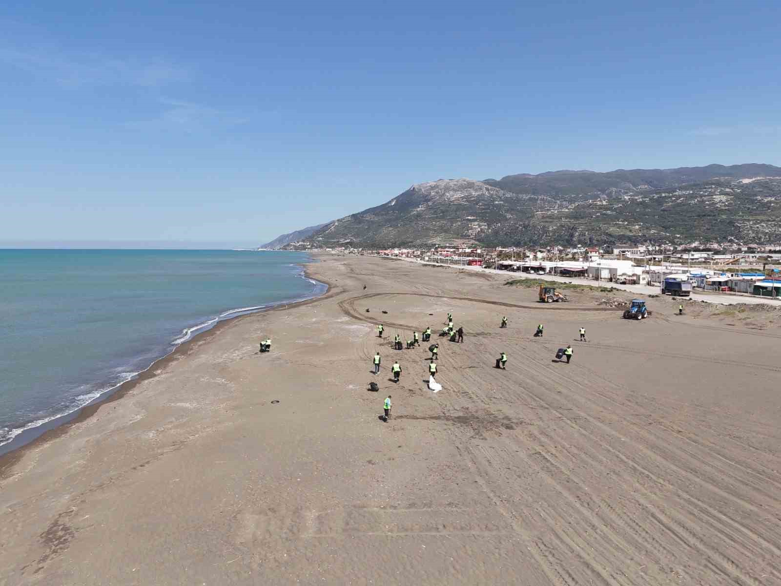 Hatay Büyükşehir Belediyesi, sahillerde temizlik çalışmasını yıl boyu sürdürüyor
