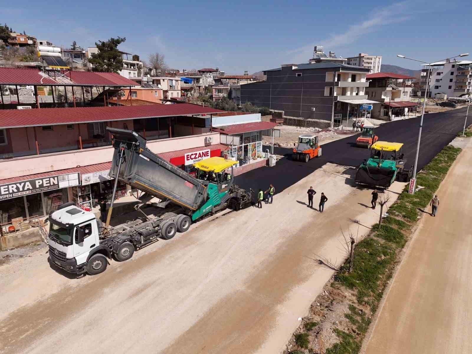 Hatay Büyükşehir Belediyesi, Yolçatı’nda asfalt serimine başladı
