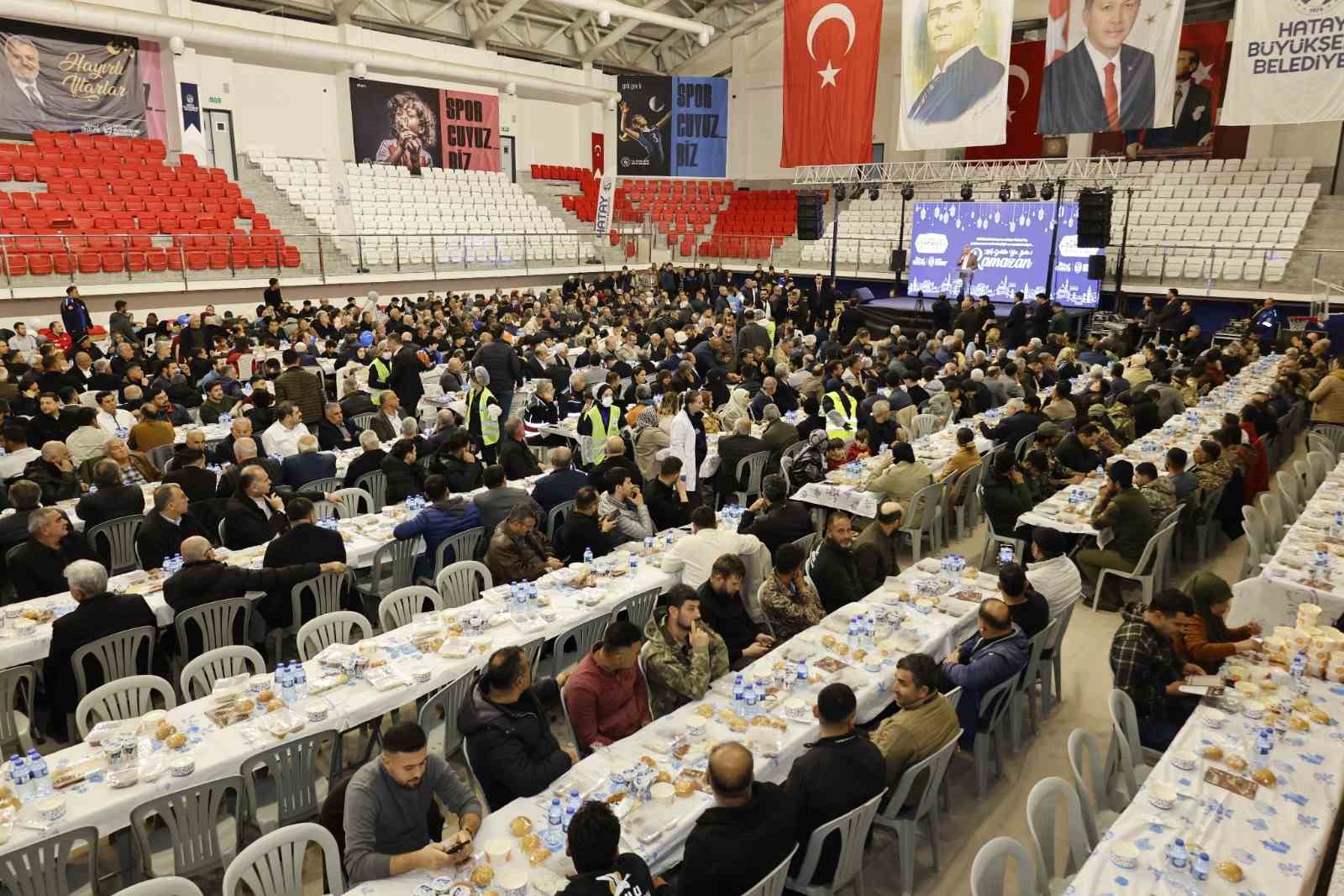 Hatay Büyükşehir Belediyesi’nin iftar sofrası Kırıkhan’da kuruldu
