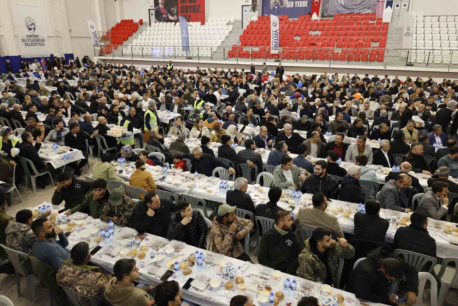 Hatay Büyükşehir Belediyesi’nin iftar sofrası Kırıkhan’da kuruldu

