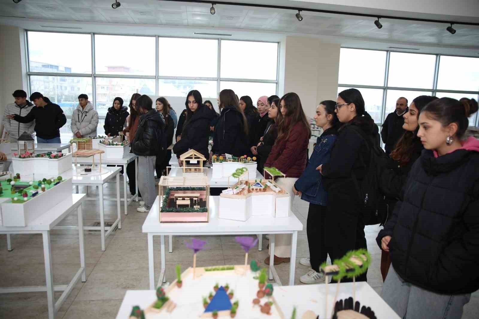 Hatay Büyükşehir Belediyesi’nin kariyer planlama gezileriyle lise öğrencileri üniversiteyi gezdi
