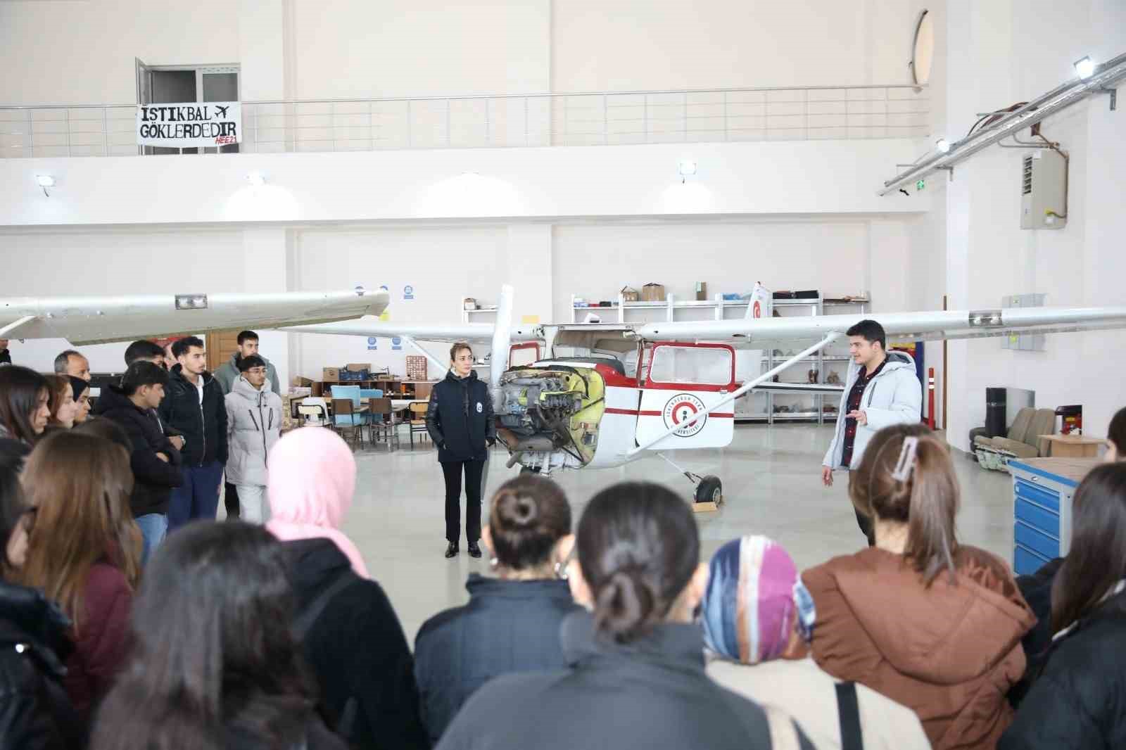 Hatay Büyükşehir Belediyesi’nin kariyer planlama gezileriyle lise öğrencileri üniversiteyi gezdi
