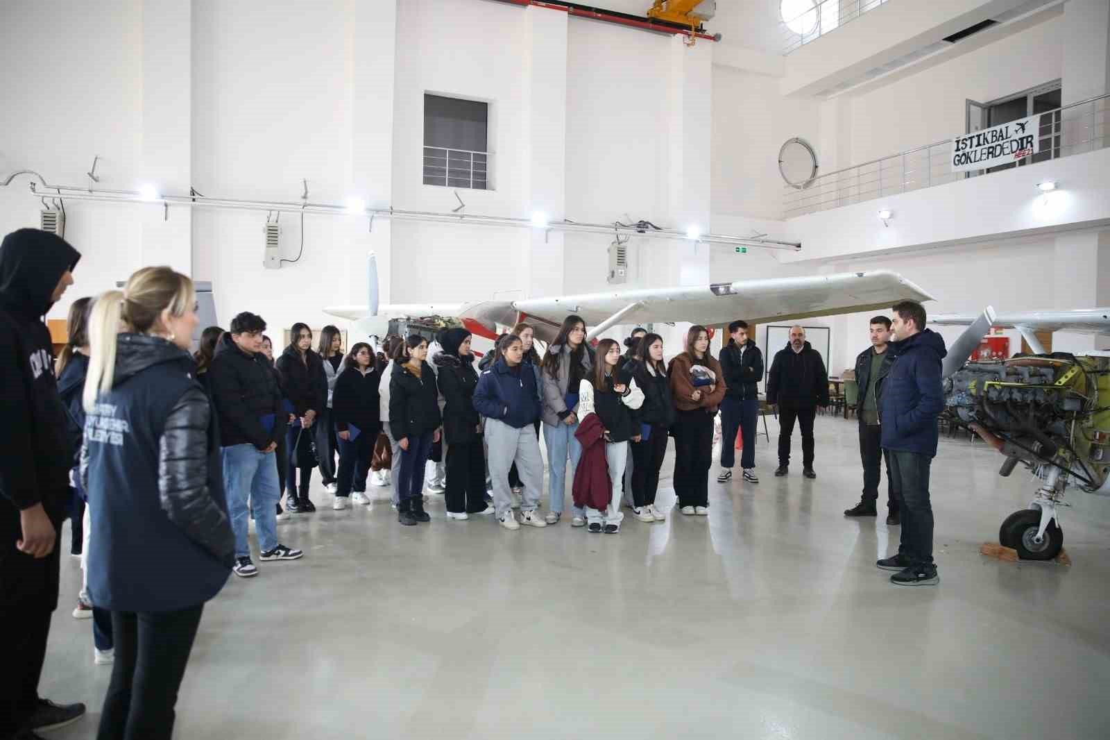 Hatay Büyükşehir Belediyesi’nin kariyer planlama gezileriyle lise öğrencileri üniversiteyi gezdi
