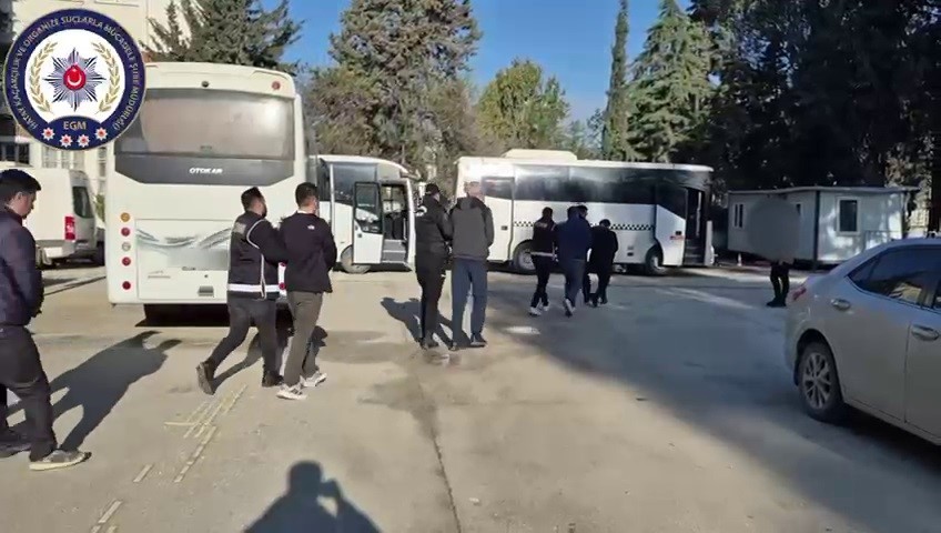 Hatay merkezli 8 ilde ‘Gümrük geçişinde rüşvet’ operasyonunda milyonlarca TL’lik döviz ve silah ele geçirildi
Hatay merkezli 8 ilde ‘Gümrük geçişinde rüşvet’ operasyonunda milyonlarca TL’lik döviz ve silah ele geçirildi