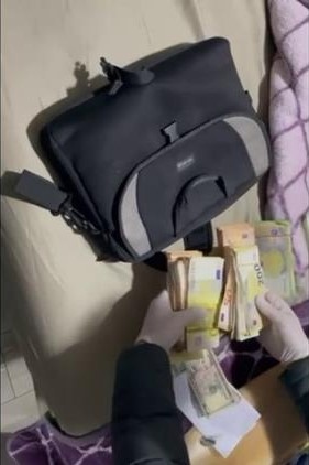 Hatay merkezli 8 ilde ‘Gümrük geçişinde rüşvet’ operasyonunda milyonlarca TL’lik döviz ve silah ele geçirildi
Hatay merkezli 8 ilde ‘Gümrük geçişinde rüşvet’ operasyonunda milyonlarca TL’lik döviz ve silah ele geçirildi