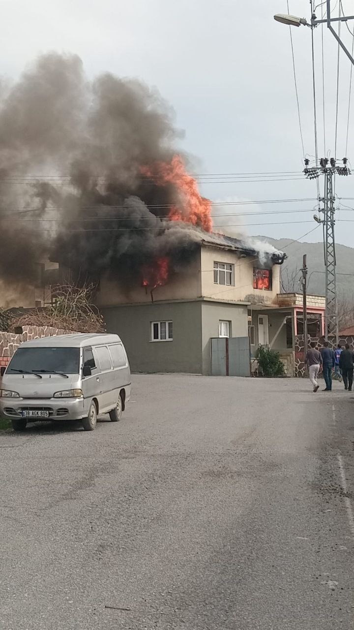 Hatay’da 2 katlı müstakil ev alevlere teslim oldu
