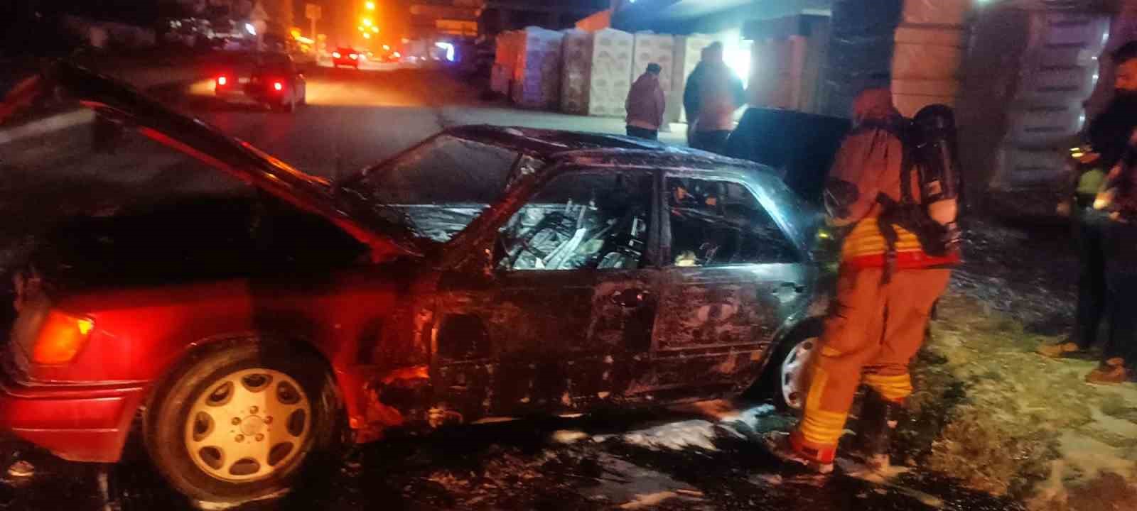 Hatay’da alevlere teslim olan otomobil kullanılamaz hale geldi
