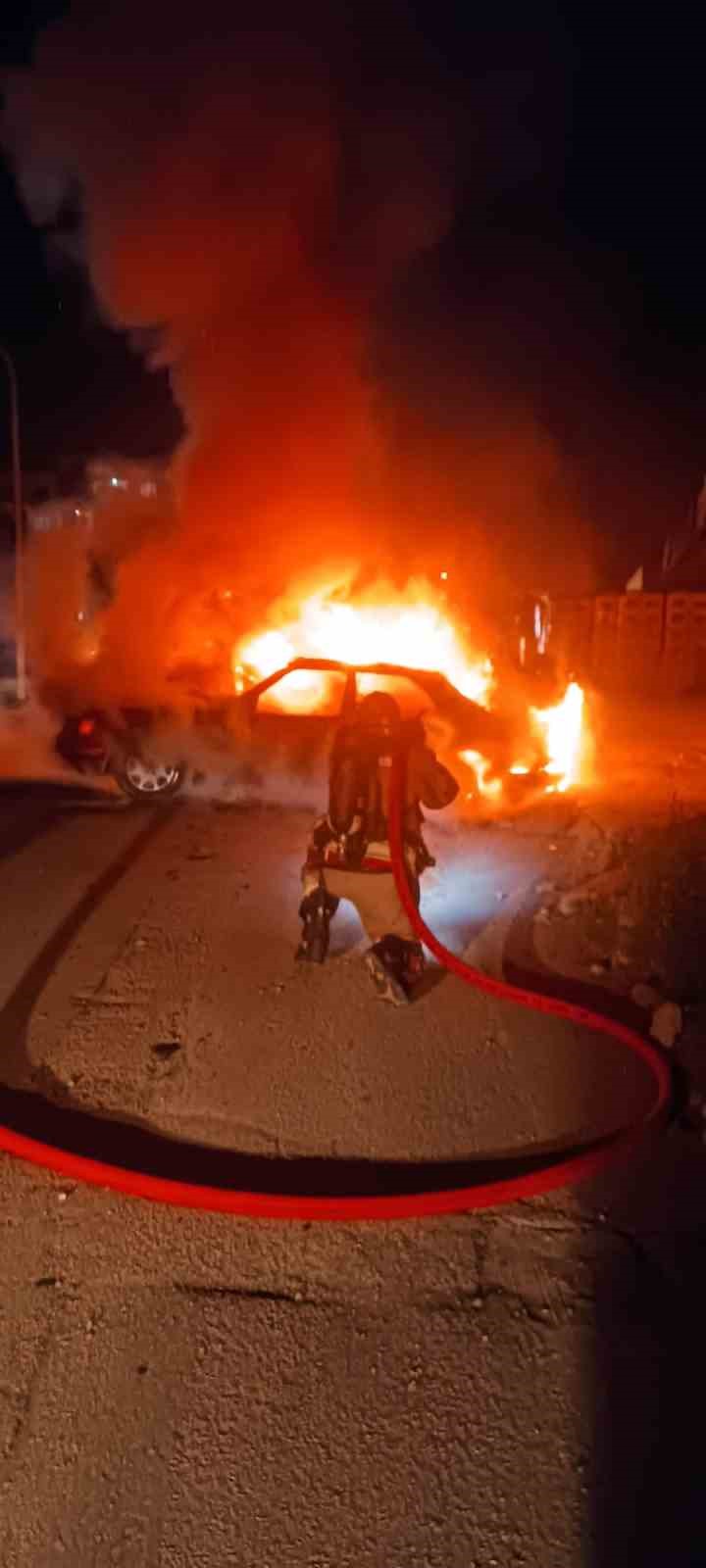 Hatay’da alevlere teslim olan otomobil kullanılamaz hale geldi
