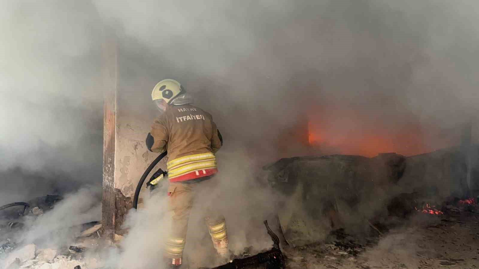 Hatay’da apartman dairesi ve metruk binada yangın
