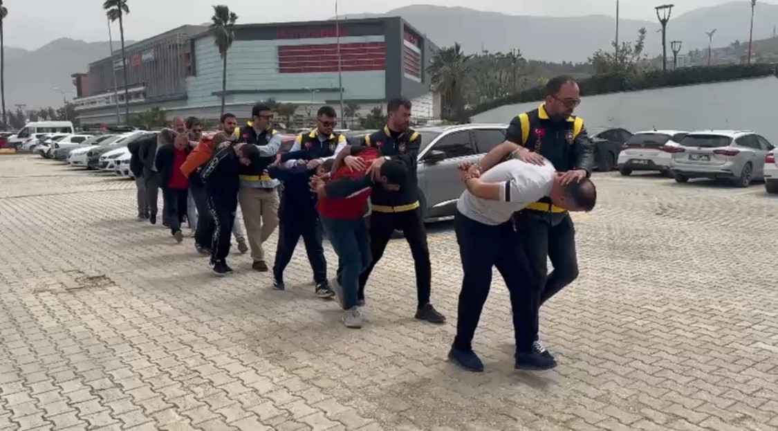 Hatay’da aranan şahıslara operasyon: 7 kişi tutuklandı
Hatay’da aranan şahıslara operasyon: 7 kişi tutuklandı