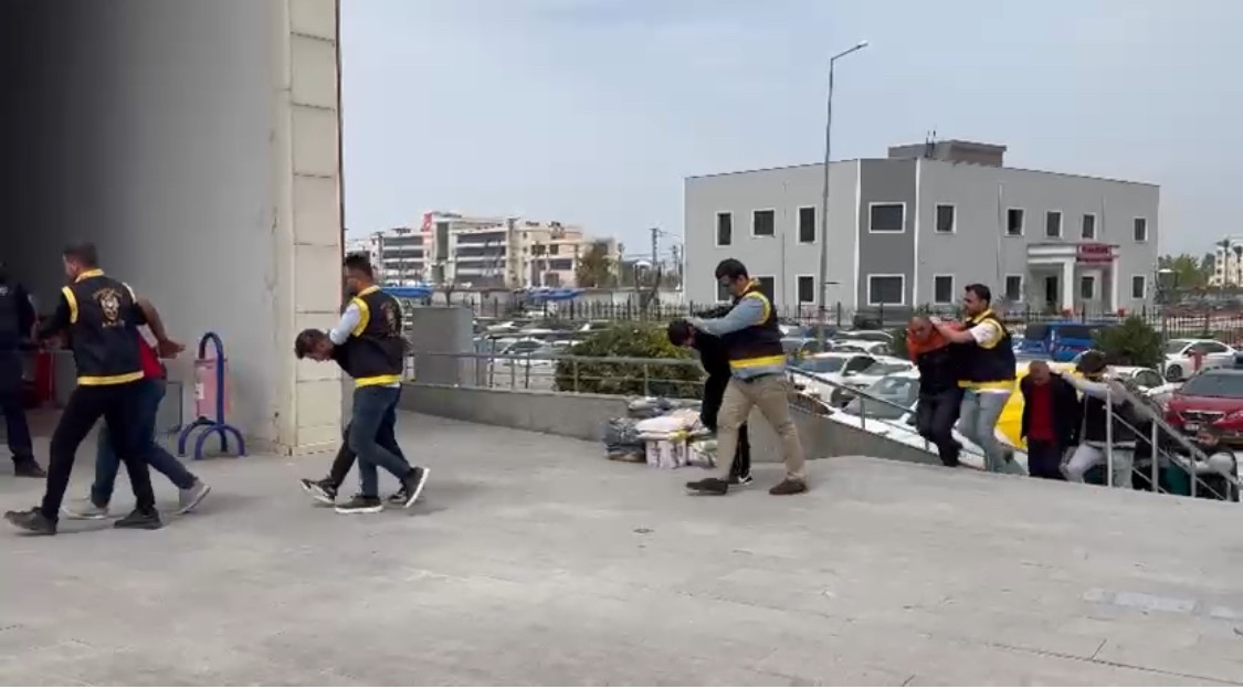 Hatay’da aranan şahıslara operasyon: 7 kişi tutuklandı
Hatay’da aranan şahıslara operasyon: 7 kişi tutuklandı