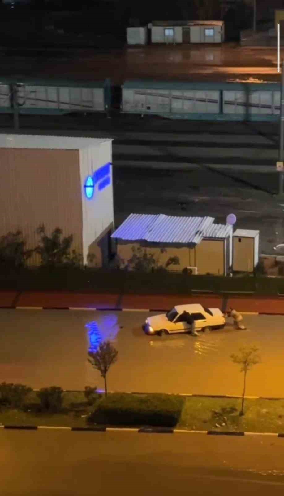 Hatay’da aşırı yağışların etkisiyle, göle dönen yollarda araçlar mahsur kaldı
