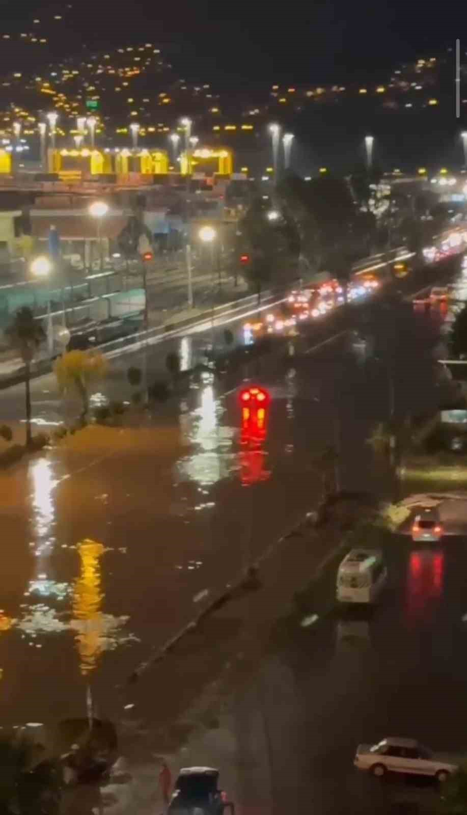 Hatay’da aşırı yağışların etkisiyle, göle dönen yollarda araçlar mahsur kaldı
