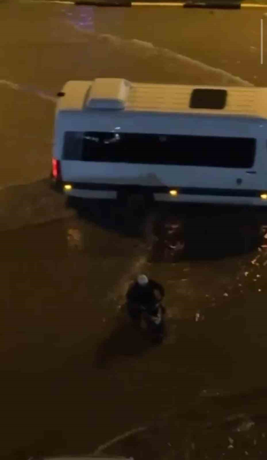Hatay’da aşırı yağışların etkisiyle, göle dönen yollarda araçlar mahsur kaldı
