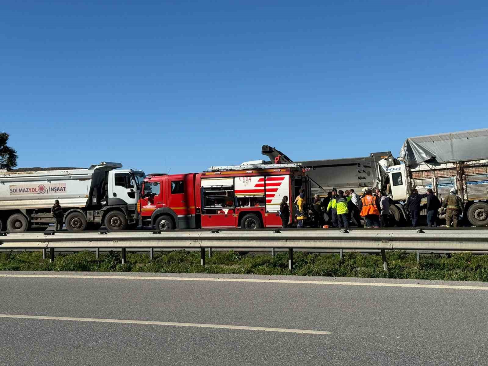 Hatay’da aynı istikametteki kamyonlar çarpıştı: 1 ölü
