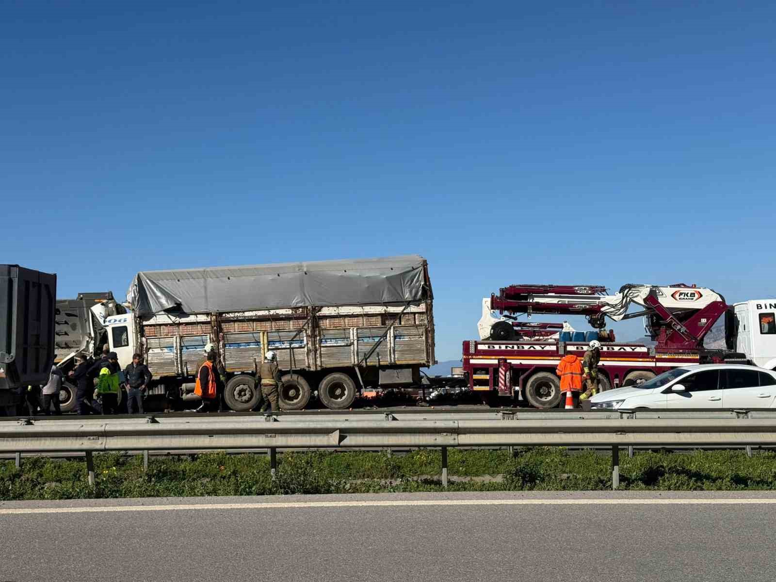 Hatay’da aynı istikametteki kamyonlar çarpıştı: 1 ölü
