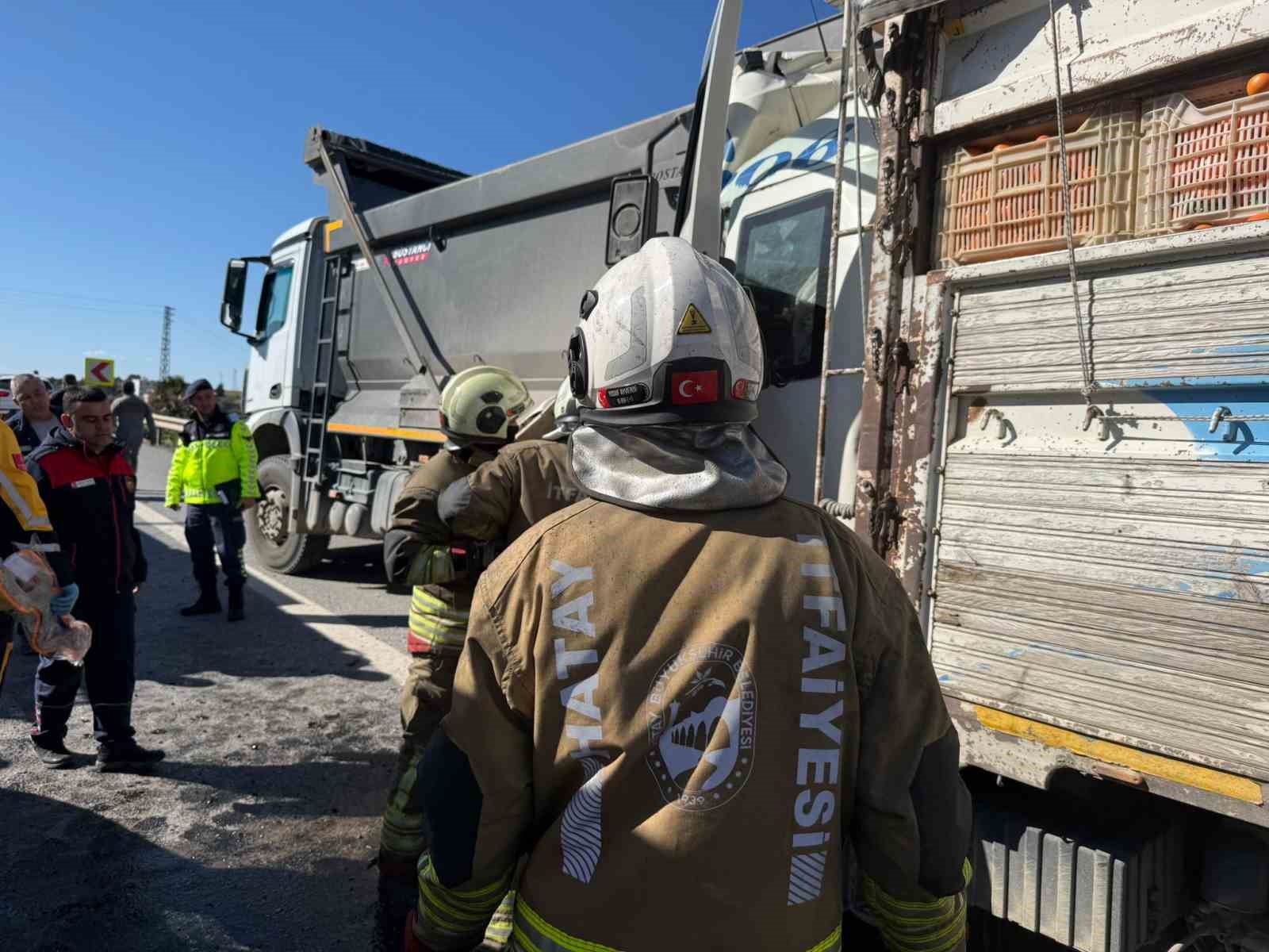 Hatay’da aynı istikametteki kamyonlar çarpıştı: 1 ölü
