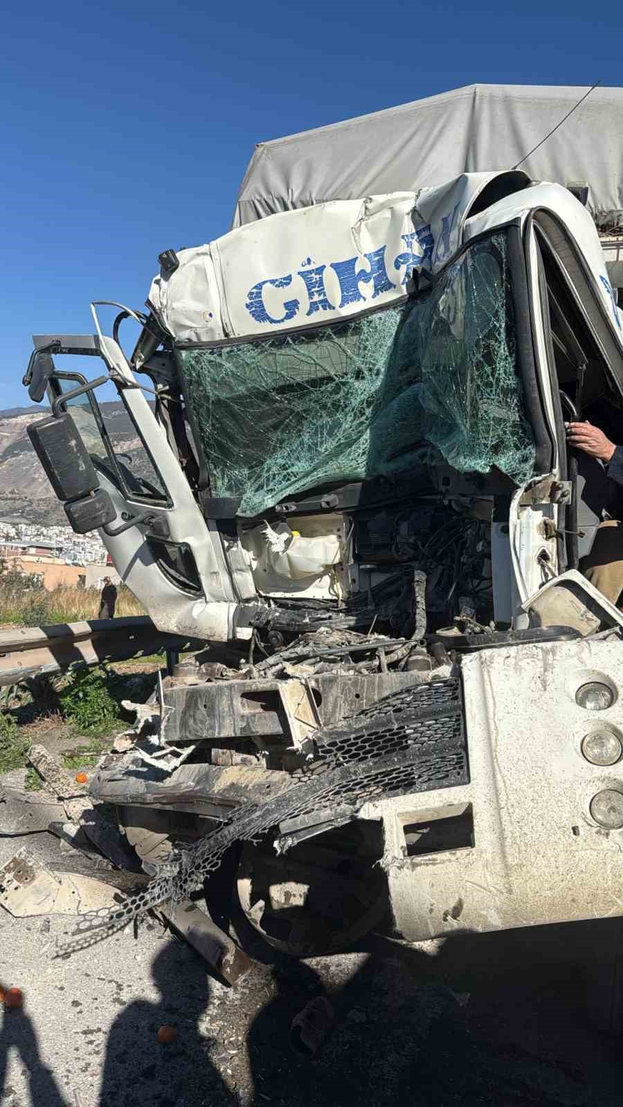 Hatay’da aynı istikametteki kamyonlar çarpıştı: 1 ölü
