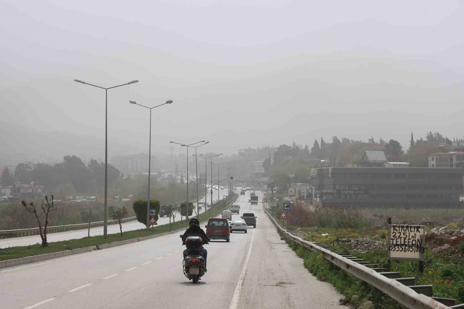 Hatay’da çöl tozu etkisini sürdürüyor
