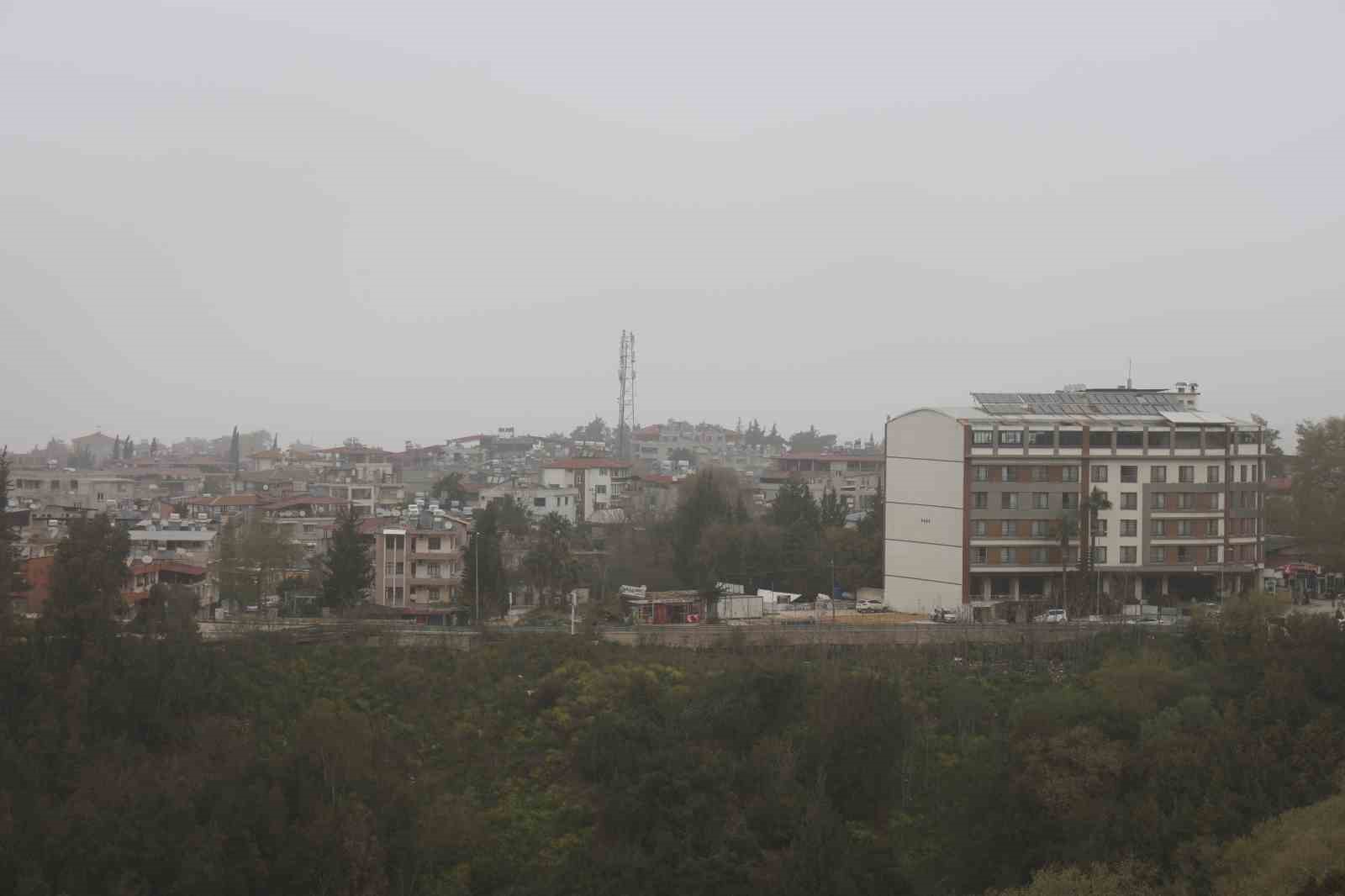Hatay’da çöl tozu etkisini sürdürüyor
