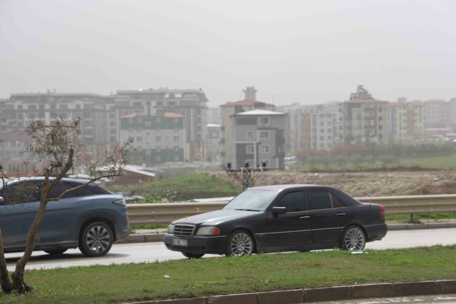 Hatay’da çöl tozu etkisini sürdürüyor
