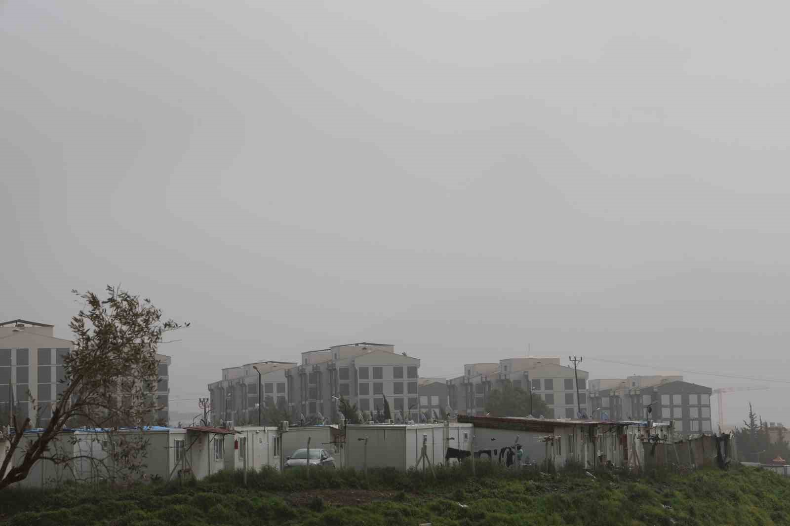 Hatay’da çöl tozu etkisini sürdürüyor
