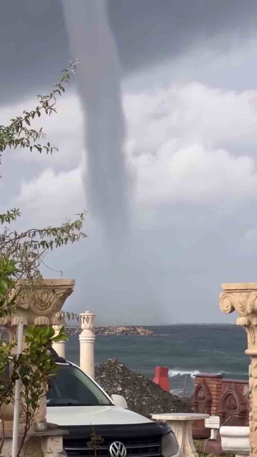 Hatay’da denizde hortum oluştu
