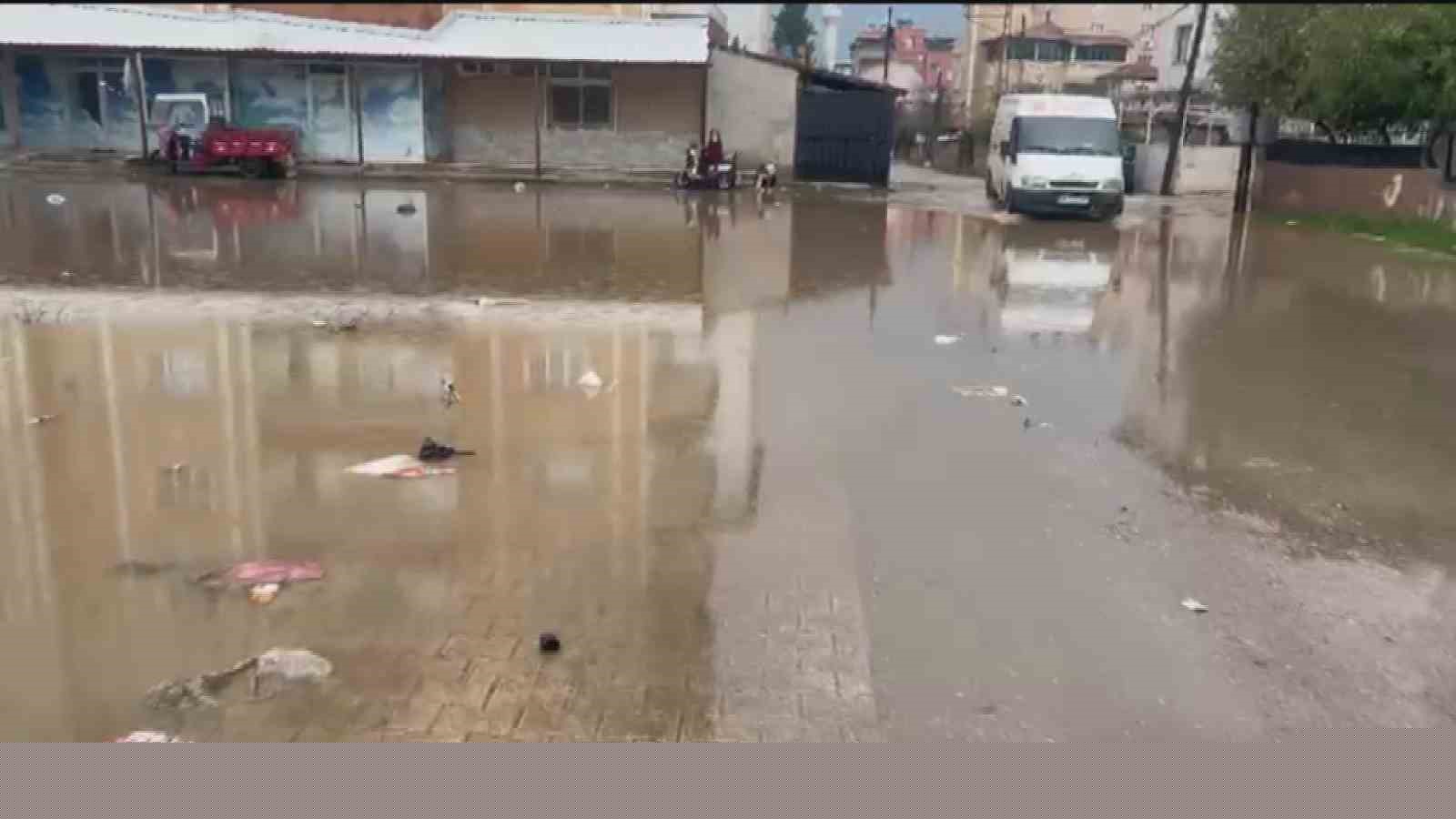 Hatay’da dolu ve sağanak yağış sonrası sel meydana geldi
