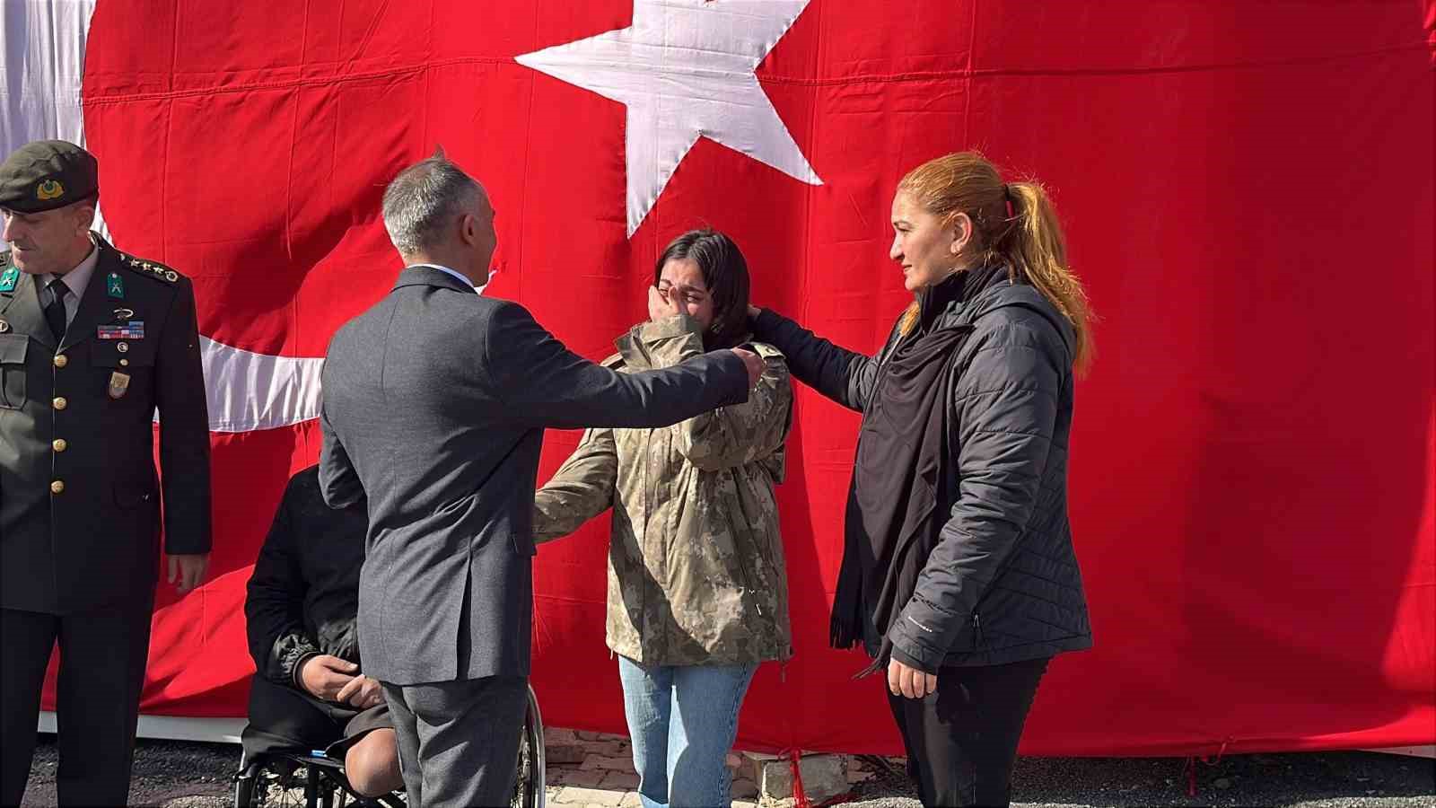 Hatay’da duygulandıran buluşma: Depremzede Beliz, 3 yıldır sakladığı emanetin sahibiyle bir araya geldi
