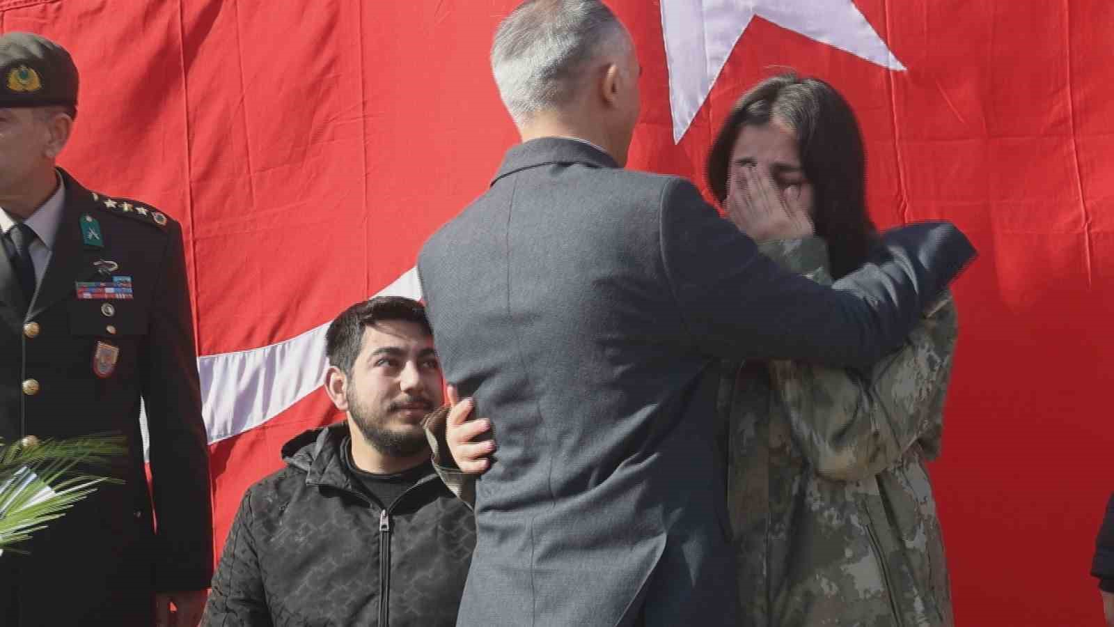 Hatay’da duygulandıran buluşma: Depremzede Beliz, 3 yıldır sakladığı emanetin sahibiyle bir araya geldi
