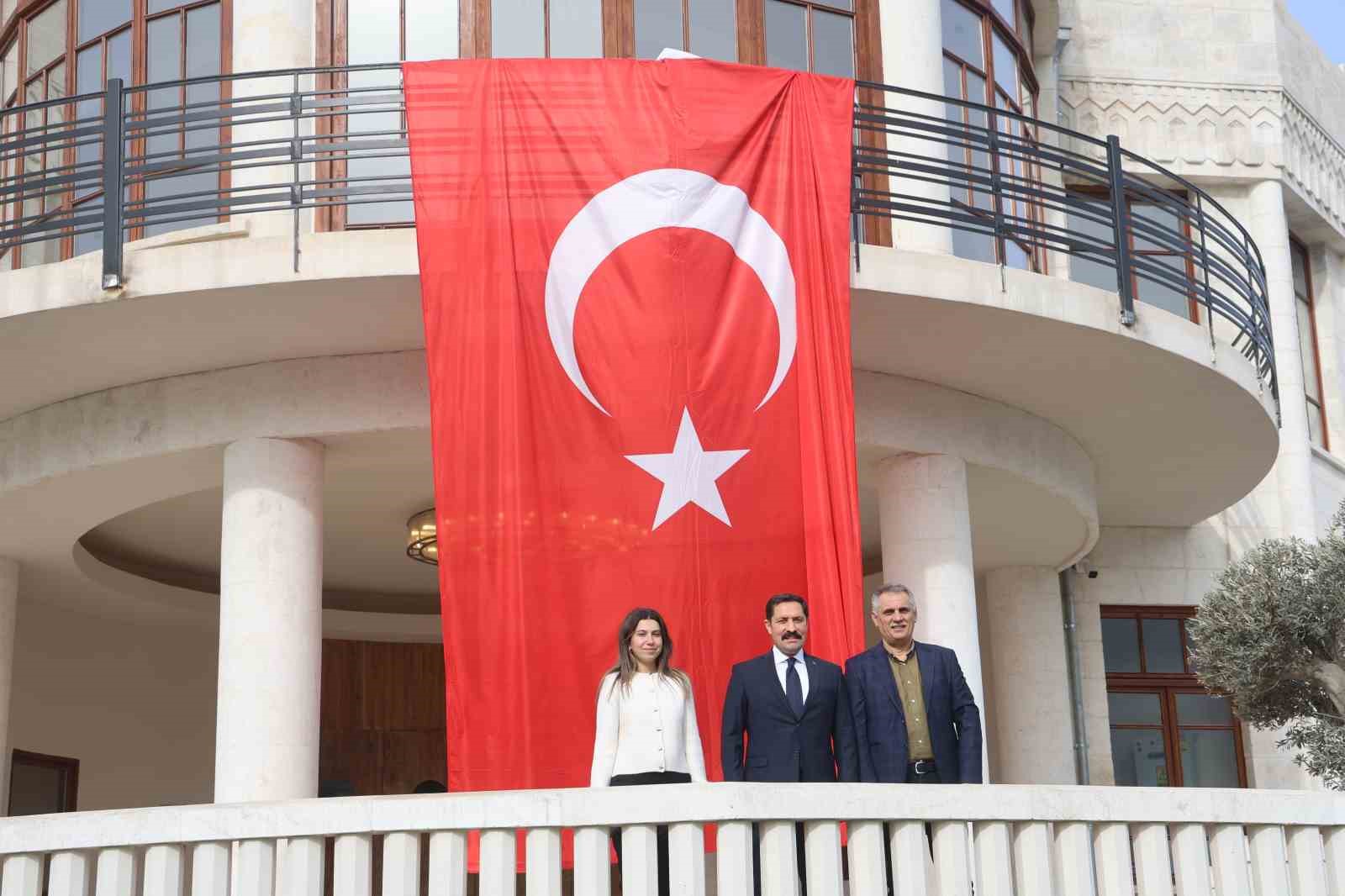 Hatay’da enkazdan taşları tek tek toplanan tarihi meclis binası 200 fore kazık üzerine yeniden inşa edildi
