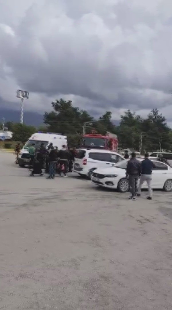 Hatay’da hafif ticari araç ile otomobilin çarpıştığı anlar kamerada
