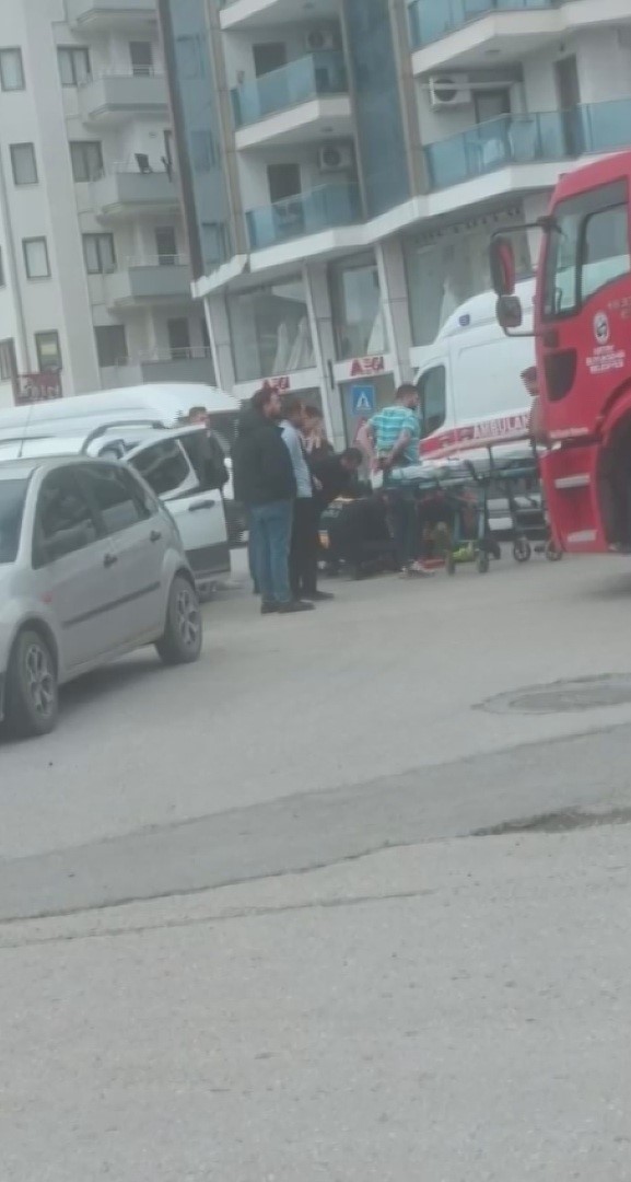 Hatay’da hafif ticari araç ile otomobilin çarpıştığı anlar kamerada
