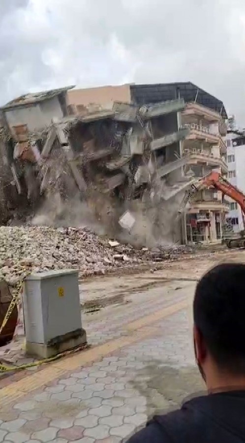 Hatay’da hasarlı 5 katlı bina iş makinesinin darbesiyle yerle bir oldu
