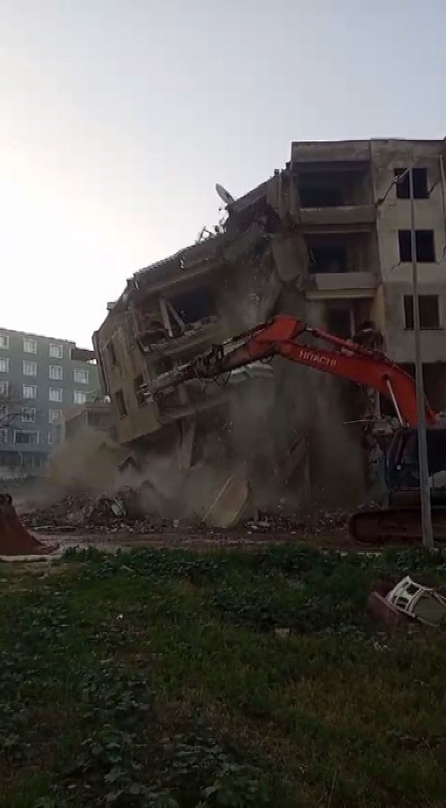 Hatay’da hasarlı 5 katlı bina iş makinesinin darbesiyle yerle bir oldu
