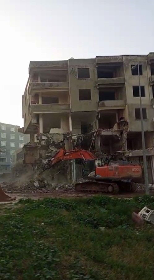 Hatay’da hasarlı 5 katlı bina iş makinesinin darbesiyle yerle bir oldu
