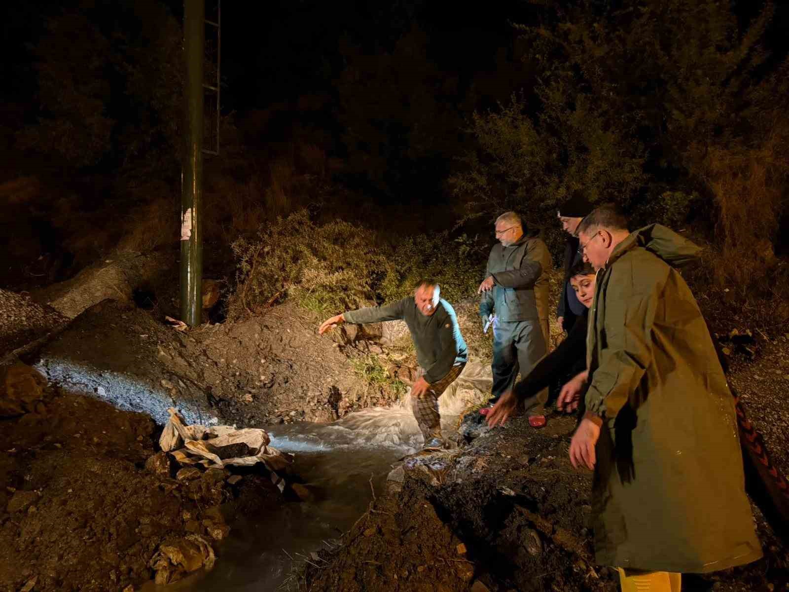 Hatay’da heyelan: Ev ve araç zarar gördü
