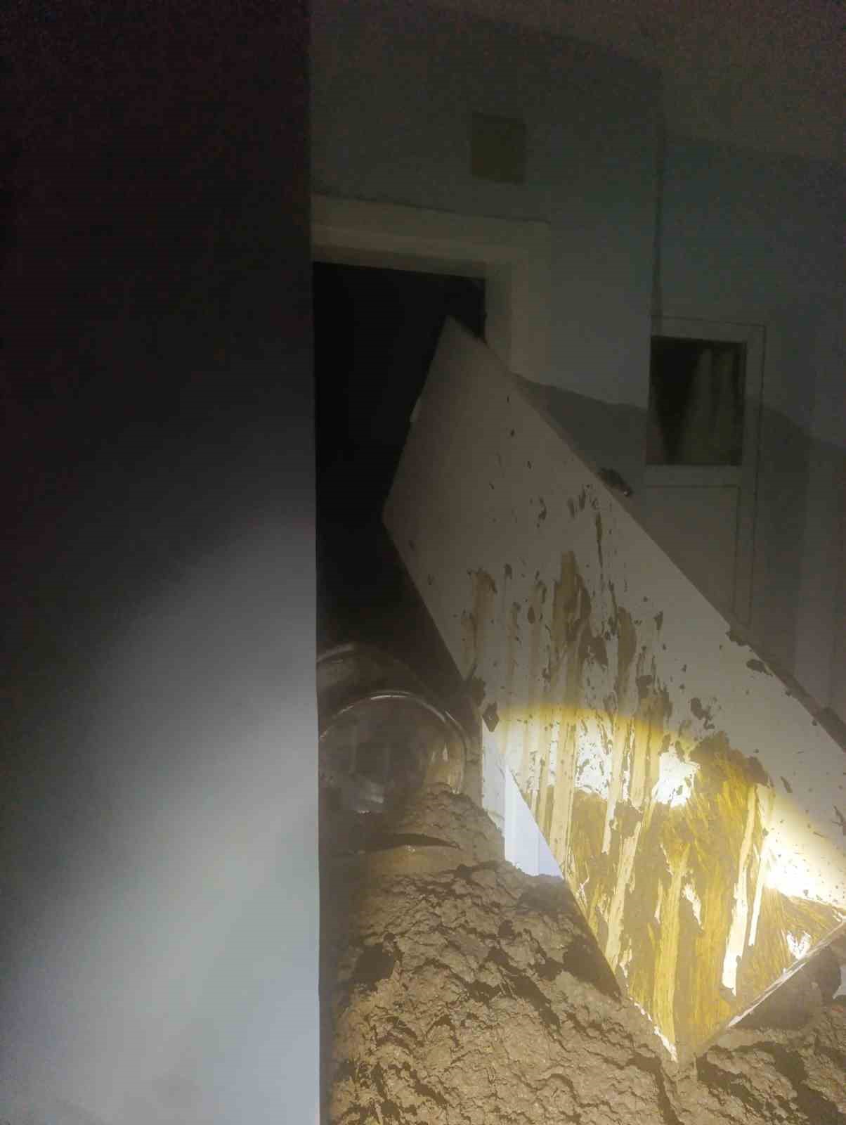 Hatay’da heyelan: Ev ve araç zarar gördü
