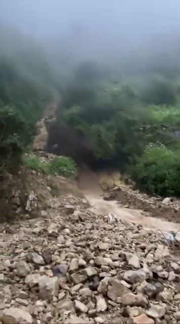 Hatay’da heyelan yaşanan yol ulaşıma kapandı
