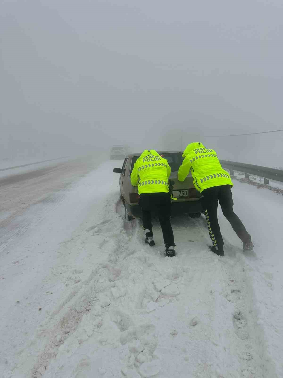 Hatay’da karla kaplı yolda sürücüler zor anlar yaşadılar
