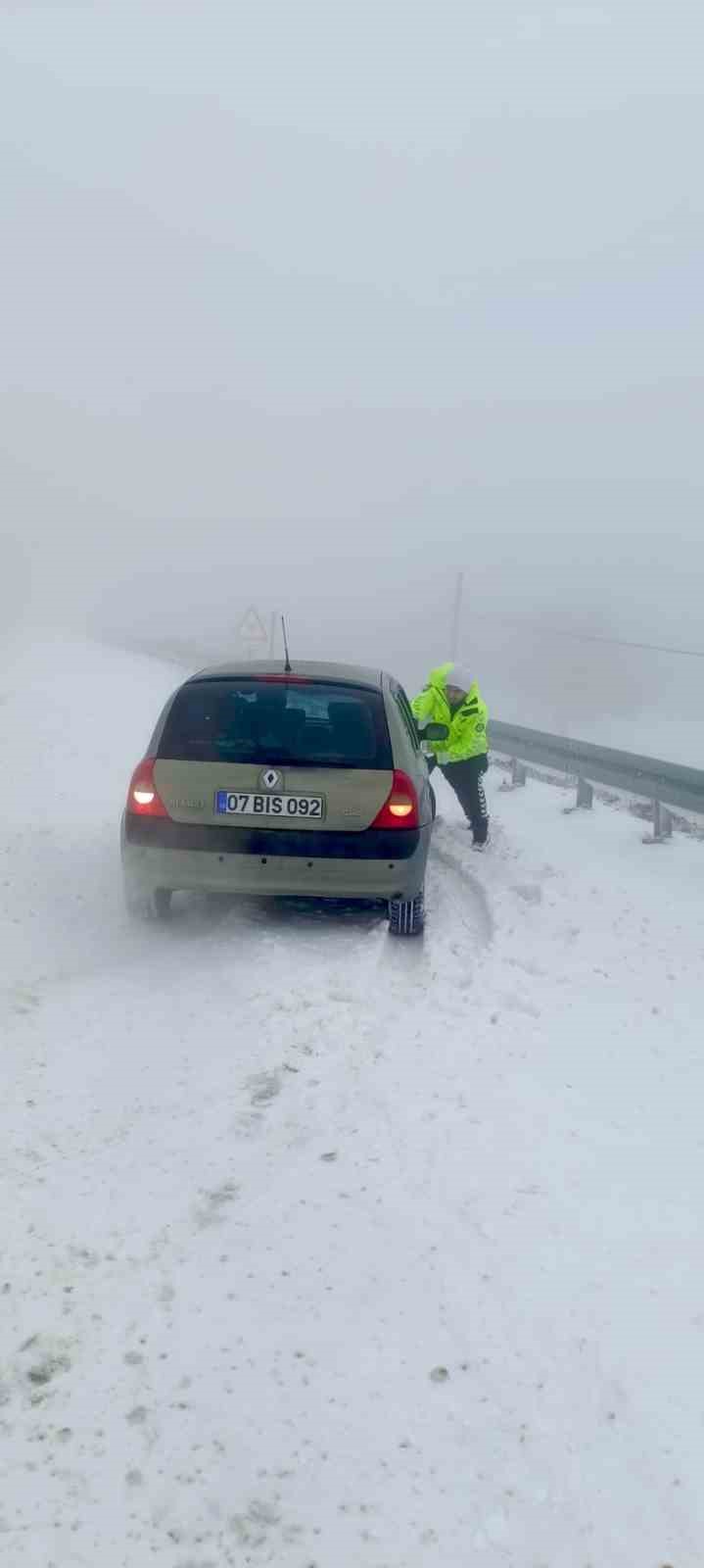 Hatay’da karla kaplı yolda sürücüler zor anlar yaşadılar
