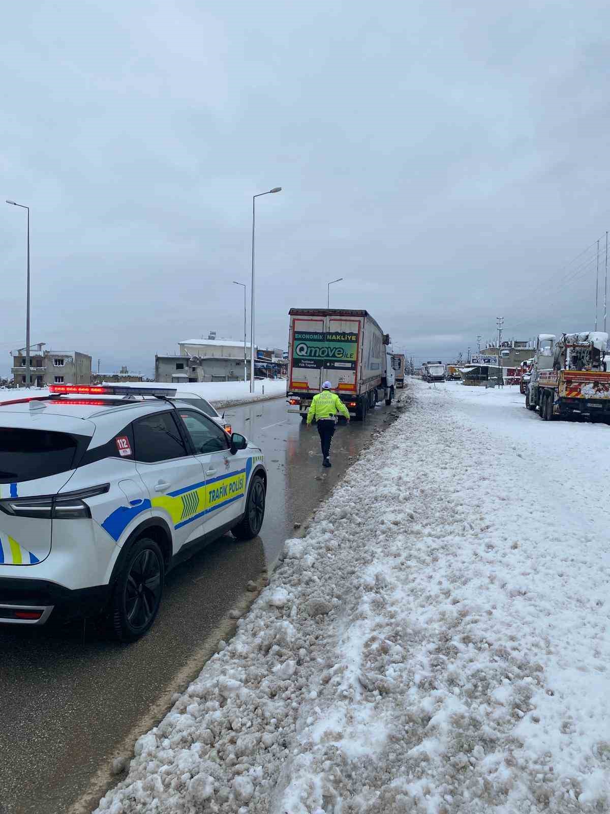 Hatay’da karla kaplı yolda sürücüler zor anlar yaşadılar
