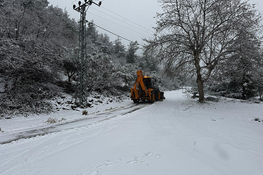 Hatay’da karla mücadele aralıksız sürdürüyor
Hatay’da karla mücadele aralıksız sürdürüyor